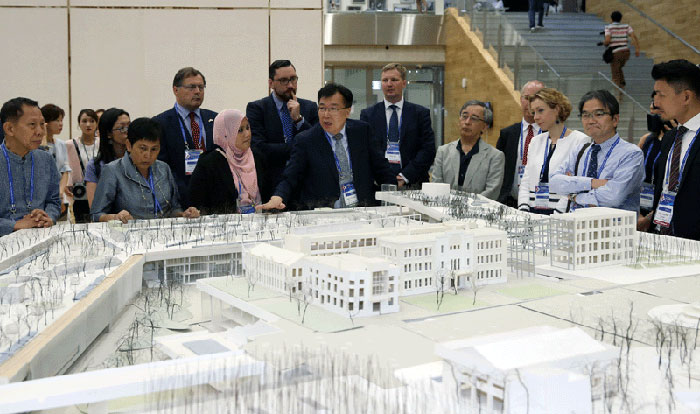 Ministers and vice ministers from Asia-Europe Meeting (ASEM) countries listen to an explanation about the Asia Culture Center (ACC) from ACC President Bang Sun-gyu (center) on June 22 in Gwangju, one day ahead of the opening of the seventh Asia-Europe Culture Ministers' Meeting.