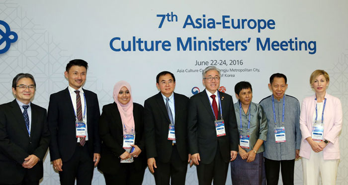 Minister of Culture, Sports and Tourism Kim Jongdeok (fourth from right) and other ministers and vice ministers from 44 Asia-Europe Meeting (ASEM) countries pose for a group photo at the ACC on June 22.