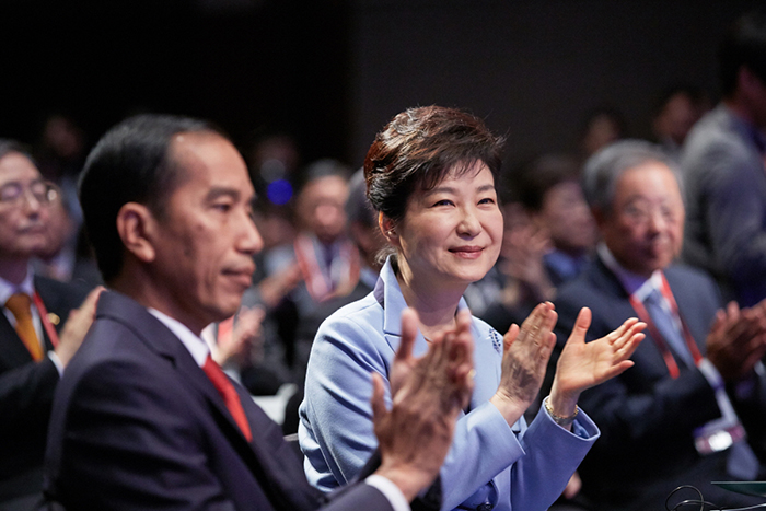 President Park Geun-hye and Indonesian President Joko Widodo attend the seventh Asian Leadership Conference in Seoul on May 17. 