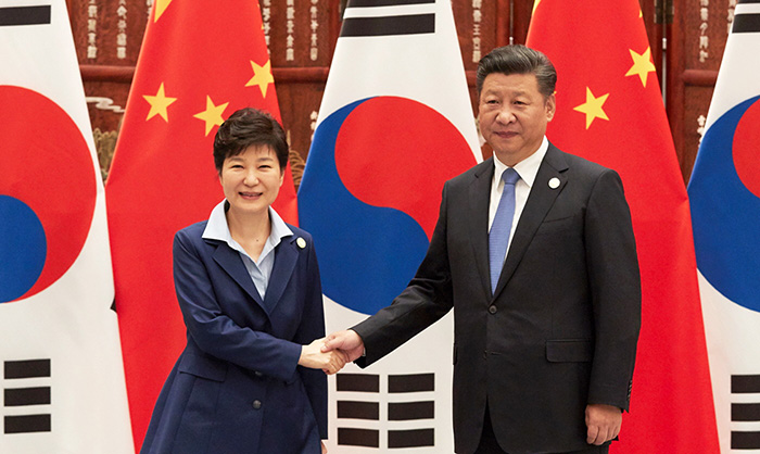 President Park Geun-hye (left) and Chinese President Xi Jinping pose for a photo ahead of a Korea-China summit on the sidelines of the G20 summit in Hangzhou, in Zhejiang Province, China. In the meeting, the two leaders reaffirmed their will to further develop Seoul-Beijing ties.