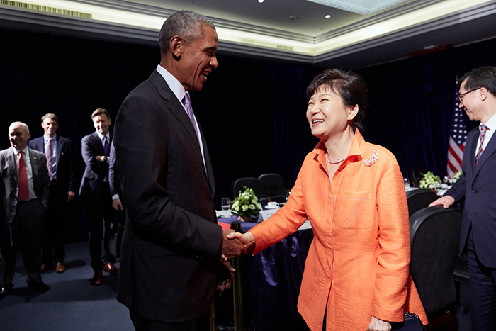 U.S. President Barack Obama (left) and President Park Geun-hye shake hands prior to a Korea-U.S. summit in Vientiane on Sept. 6. Both leaders vowed to bolster the bilateral alliance.