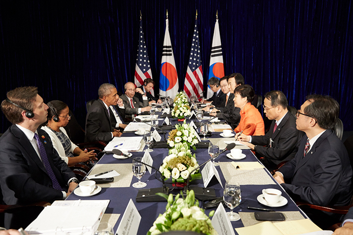President Park Geun-hye and U.S. President Barack Obama hold summit talks in Vientiane on Sept. 6.