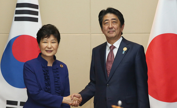 President Park Geun-hye (left) and Japanese Prime Minister Shinzo Abe pose for a photo ahead of their bilateral summit in Vientiane, Laos, on Sept. 7. The two leaders discussed cooperation measures in the face of North Korean nuclear weapons and boosted bilateral relations between Seoul and Tokyo.