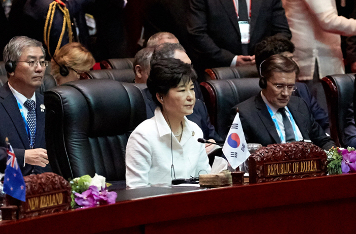 President Park Geun-hye listens to speeches from participating leaders at the East Asia Summit (EAS) in Vientiane, Laos, on Sept. 8. President Park emphasized the unity of the international community in the face of the North Korean nuclear weapons program.