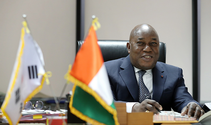 실베스트르 쿠아씨 빌레(Sylvestre Kouassi Vile) 주한 코트디부아르 대사. 전한 기자.