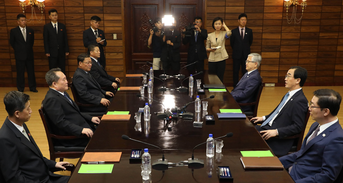 Le ministre de l'Unification, Cho Myoung-gyon, et son homologue nord-coréen, Ri Son-gwon, ont eu une conversation lors du quatrième dialogue inter-coréen de haut niveau tenu le 13 août à Tongilgak.
