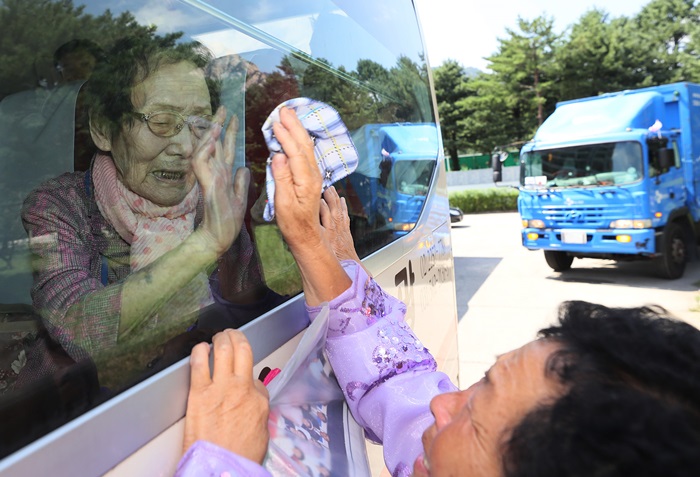 21차 남북 이산가족 1차 상봉 행사 마지막날인 22일 오후 금강산호텔에서 귀환하는 버스에 오른 남측 한신자 할머니가 북측의 딸과 작별 인사를 나누며 슬퍼하고 있다.