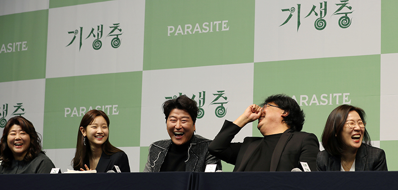 Le réalisateur de Bong Joon-ho (quatrième à gauche) éclate de rire le 19 février lors d'une conférence de presse tenue au Westin Chosun Séoul, en compagnie des acteurs du film (à partir de la gauche) Lee Jeong-eun, Park So-dam et Song Kang-ho et du producteur Kwak Sin Ae.