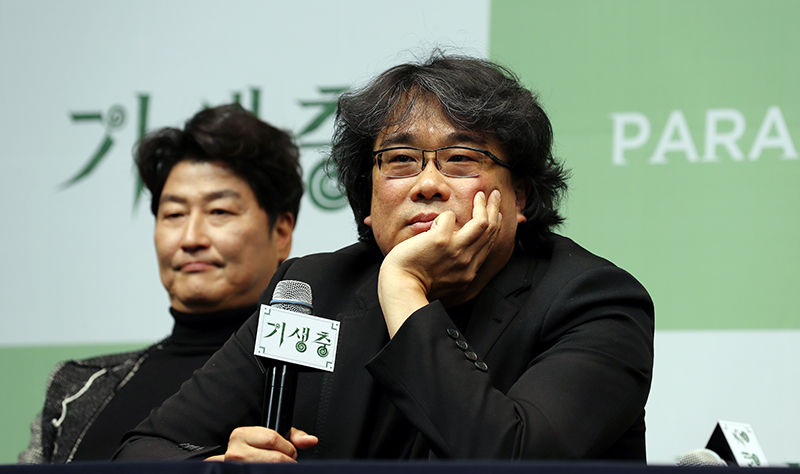 Le réalisateur de « Parasite », Bong Joon-ho, assiste à une conférence de presse au Westin Chosun de Séoul, le 19 février 2020. 