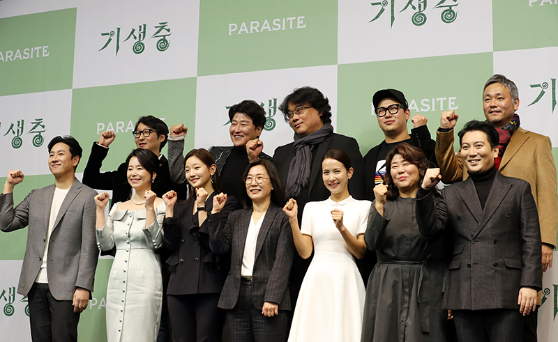 Le réalisateur Bong Joon-ho, les acteurs et l'équipe de « Parasite » posent pour une photo lors d'une conférence de presse au Westin Chosun de Séoul, le 19 février 2020.