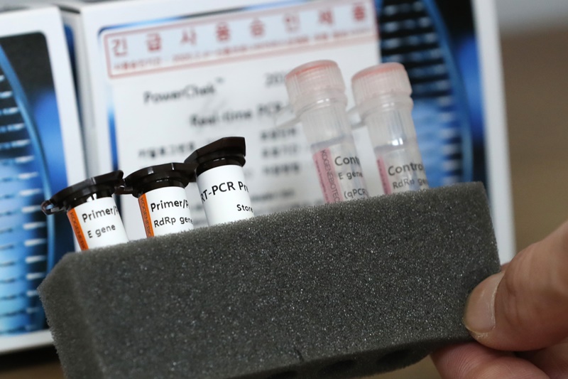 Un kit de dépistage autorisé le 4 février pour une utilisation immédiate. ⓒ Yonhap News