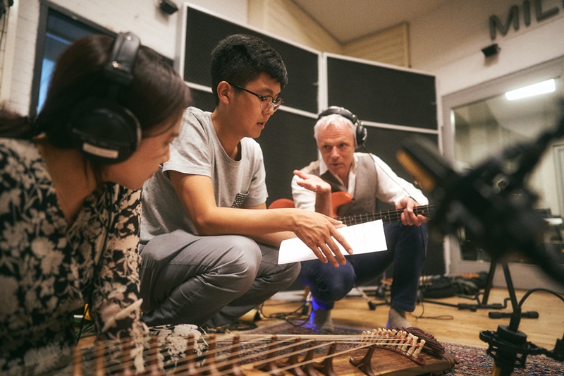 Le 16 septembre 2019, le musicien de jazz danois Torben Westergaard et le joueur de gayageum Choi Eun-hee discutent de l'enregistrement de l'album « The Gori Project » à MillFactory Studios de Copenhague, au Danemark.