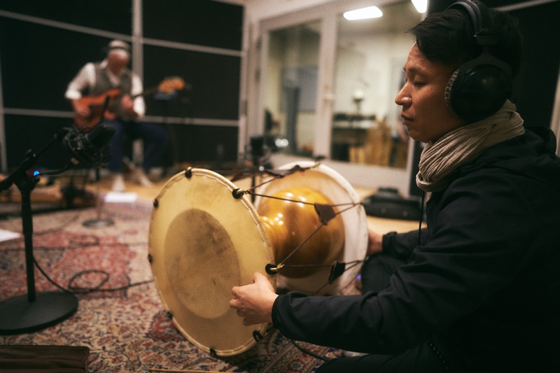 Le batteur traditionnel coréen Choi Byeong-gil joue du janggu le 26 septembre 2019, alors qu'il enregistre l'album « The Gori Project » à MillFactory studios de Copenhague, au Danemark.