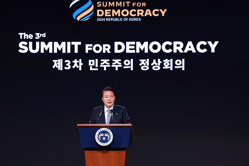 Le président Yoon Suk Yeol prononce son discours de bienvenue lors de la conférence ministérielle du troisième sommet pour la démocratie, à Séoul, le 18 mars 2024. © Agence de presse Yonhap