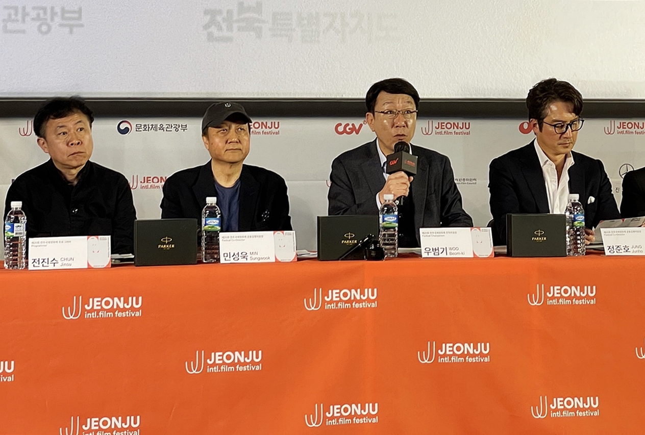 Le président du comité d'organisation du Festival international du film de Jeonju, Woo Bum-ki (qui tient le micro) annonce le programme du festival lors d'une conférence de presse au CGV de Yongsan, à Séoul, le 3 avril 2024. © Xu Aiying / Korea.net