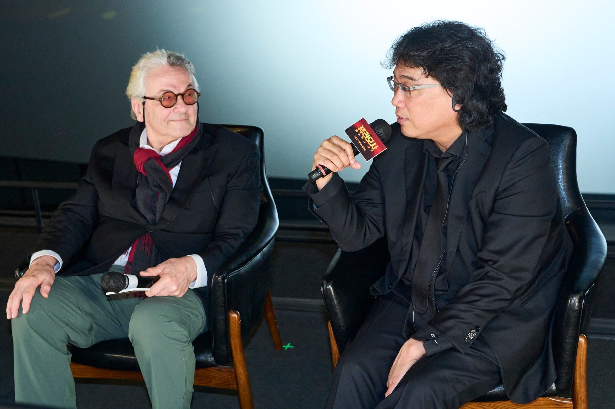 George Miller et Bong Joon-ho s’expriment lors de la conférence de presse tenue après la projection de « Furiosa : une Saga Mad Max », au CGV de Yongsan, à Séoul, le 15 avril 2024.