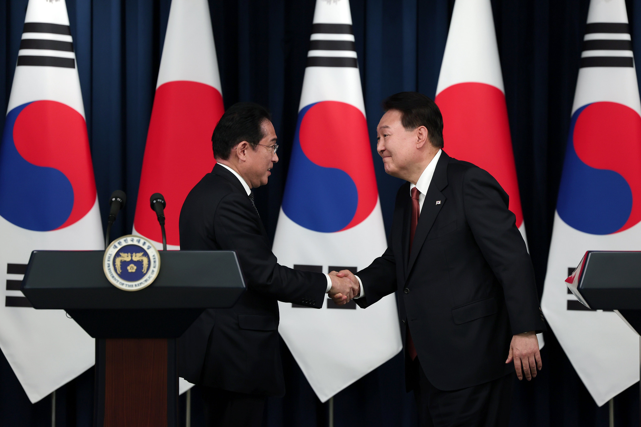 Le président Yoon Suk Yeol (à droite) et le Premier ministre japonais Fumio Kishida lors du sommet Corée – Japon organisé à Séoul le 7 mai dernier. © Kim Yongwii / Bureau présidentiel