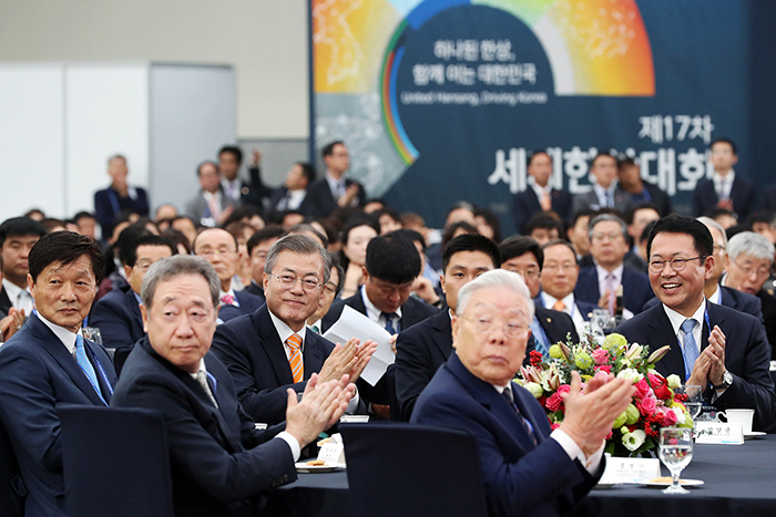 문재인 대통령(왼쪽 세번째)이 23일 인천 송도컨벤시아에서 열린 제17차 세계한상대회 개회식에서 참석자들과 함께 박수를 치고 있다. 올해 한상대회에는 60여 개국 한상, 국내 기업인들이 참가했다.