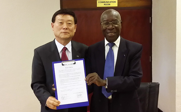 Korea and Uganda agree to extend cooperation on agricultural development. KRCC President Lee Sang-Mu and Ugandan State Minister of Fisheries Zerubabel Nyiira pose for a photo after signing an agreement to work on agricultural cooperation in January 2015.