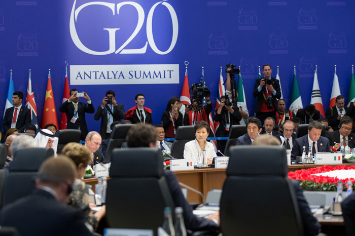 박근혜 대통령이 유엔기후변화협약 당사국 총회(COP21)와 비세그라드그룹 정상회담을 위해 29일 파리로 출국한다. 사진은 이달 16일 터키 안탈리아에서 열린 G20정상회의에 참석한 박 대통령.