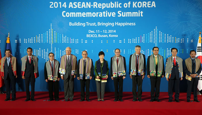 박근혜 대통령과 아세안 정상들이 지난해 부산에서 열린 ‘한-아세안 정상회의’에 앞서 조각보가 접목된 목도리를 하고 기념촬영을 하고 있다. (사진: 청와대)