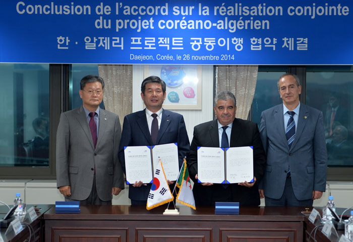 Korea and Algeria are currently cooperating on an integrated water management project. In the above photo, representatives of K-water, a government corporation, sign a basic agreement covering a water management system with Algerian government officials in charge of dam development, both of whom visited Korea in November 2014.