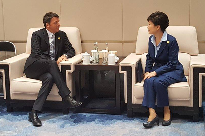  Le 5 septembre 2016, le Premier Ministre italien, Matteo Renzi (à gauche), s’est entretenu avec la Présidente Park Geun-hye à Hangzhou, dans la Province chinoise du Zhejiang.

 

