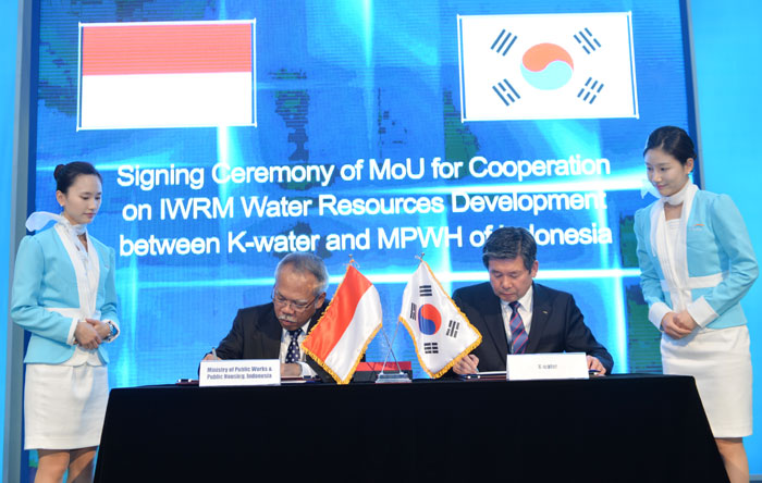 On the occasion of the World Water Forum that took place last April, Korea and Indonesia agree to jointly cooperate on water resource management. In the above photo, Choi Gyewoon (second from right), president of K-water, a government corporation, and Indonesia's Minister of Public Works and Public Housing Basuki Hadimoeljono sign an agreement to work together on water resource development and to conduct joint research.