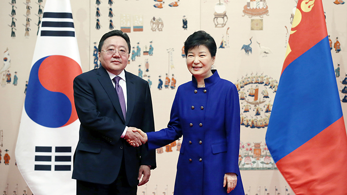 President Park Geun-hye will attend the upcoming ASEM Summit and pay an official visit to Mongolia from July 14 to 18. The above photo shows Mongolian President Tsakhiagiin Elbegdorj (left) and President Park prior to a summit at Cheong Wa Dae this past May.