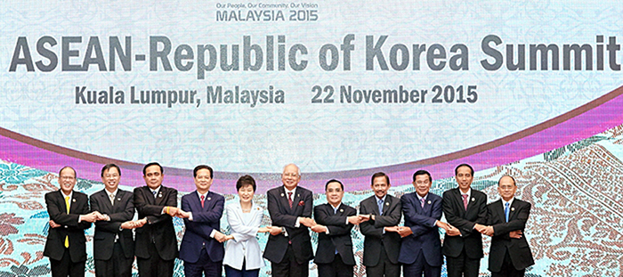 President Park attends the Korea-ASEAN summit in Kuala Lumpur last year. She is scheduled to visit Vientiane for the ASEAN summit and other ASEAN-related meetings, and for an official state visit to Laos, from Sept. 7 to 9.