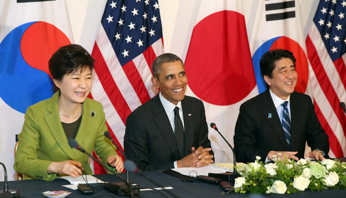 박근혜 대통령, 버락 오바마 미국 대통령, 그리고 아베 신조 일본 총리가 25일 네덜란드 헤이그에서 열린 한•미•일 정상회담에서 밝게 웃고 있다. (왼쪽부터) (사진: 연합뉴스)