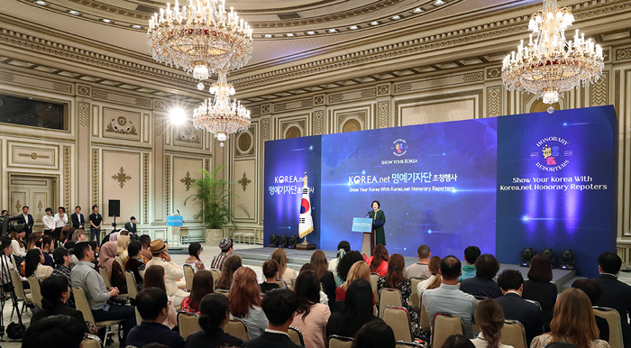 La Première dame Kim Jung-sook prononce un discours de bienvenue devant des journalistes honoraires de Korea.net invités à Cheong Wa Dae à l'occasion de la 12e édition de la journée des citoyens du monde le lundi 20 mai 2019. Ⓒ Cheong Wa Dae