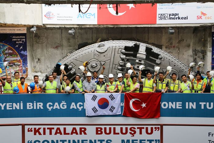 SK건설 관계자들이 터키 이스탄불에서 22일 유라시아 해저터널 관통을 축하하고 있다.