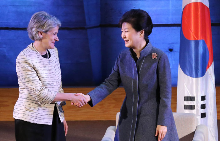 박근혜 대통령과 이리나 보코나 유네스코 사무총장이 대화를 나누고 있다.