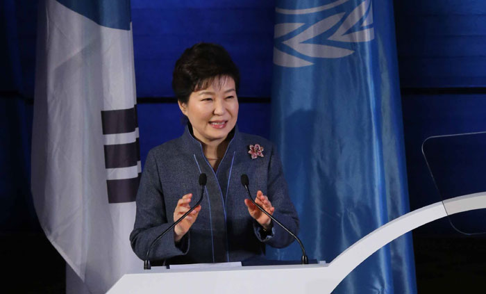 1일 박근혜 대통령은 유네스코 파리 본부에서 교육을 통한 폭력주의의 해결을 역설했다.