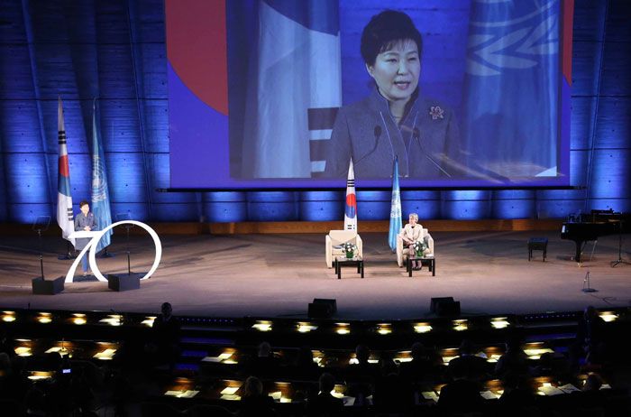  1일 파리의 유네스코 본부에서 연설하고 있는 박근혜 대통령. 