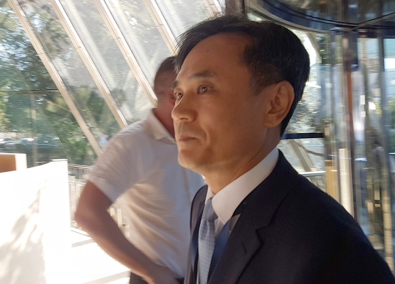 Le vice-ministre adjoint sud-coréen du Commerce en charge des affaires commerciales et juridiques internationales, Kim Seung-ho entre ce mercredi dans la salle pour la réunion du Conseil général de l'Organisation mondiale du commerce (OMC) à Genève. ⓒ Yonhap News