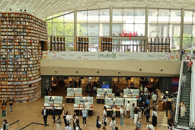 À la bibliothèque Starfield, une exposition met en lumière les œuvres littéraires coréennes ayant brillé à l’international