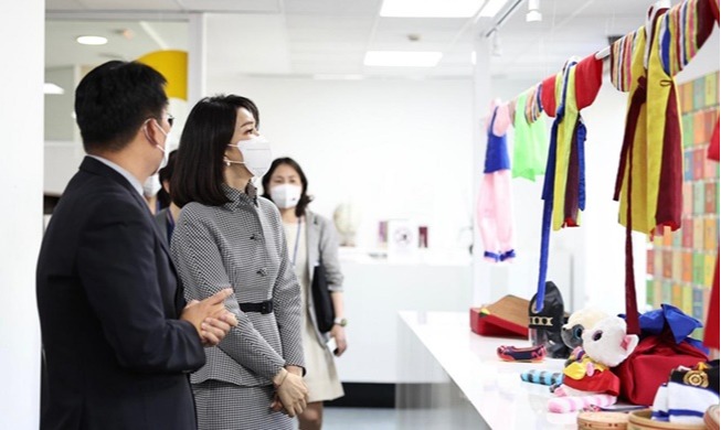 La Première dame visite le centre culturel coréen de Madrid