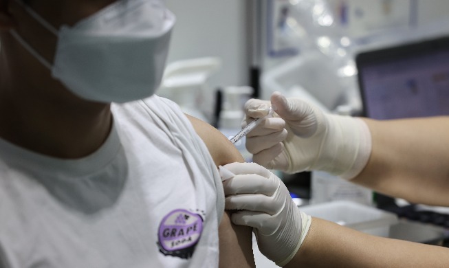 Le nombre de personnes ayant reçu au moins une injection de vaccin franchit la barre des 30 millions