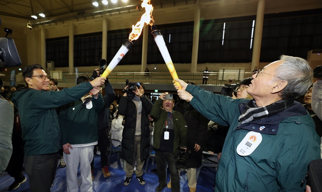 Gangwon 2024 : le ministre de la Culture rencontre la flamme olympique à Wonju