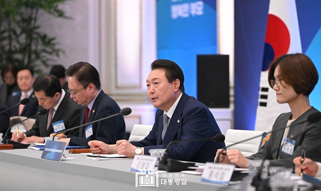 Le président Yoon préside la première session du sommet pour la démocratie 2023