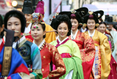 Le festival du Hanbok annonce le printemps à Insadong 
