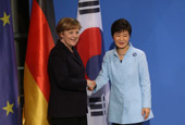 La coopération au centre des discussions entre la Présidente Park et la chancelière allemande 