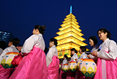 Une lanterne au coeur de Séoul pour célébrer l'anniversaire de Bouddha