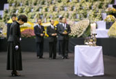 La Présidente Park Geun-hye présente ses excuses pour la tragédie du Sewol 