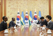 Rencontre au sommet entre la Présidente Park et son homologue rwandais