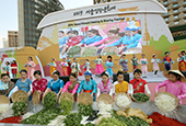 Des milliers de personnes préparent du kimchi en chœur