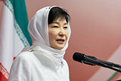  « Allons de l’avant pour surmonter l’adversité ensemble », a déclaré la Présidente Park