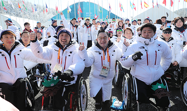 L’équipe paralympique de Corée du Sud arrive au village olympique